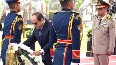 بمناسبة الاحتفال بذكرى عيد تحرير سيناء.. السيسي يضع إكليلا من الزهور على النصب التذكاري للجندي المجهول