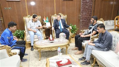 محافظ المنوفية يسلم طلابا من ذوي الهمم مكافآت مالية لتفوقهم