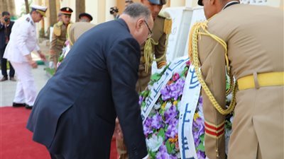 محافظ القاهرة يضع إكليلا من الزهور على مقابر شهداء المنطقة العسكرية بـ الخفير