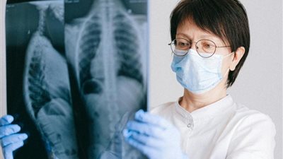 دراسة: العلاج على يد طبيبة يقلل من خطر الوفاة