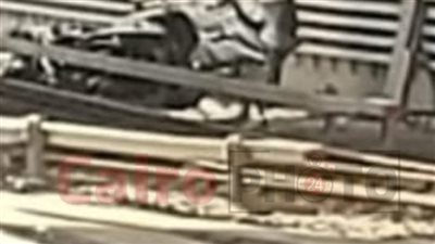 سقوط سيارة من أعلى كوبري على شريط مترو محور روض الفرج | بث مباشر