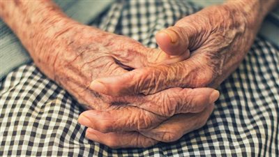 مواصلات مجانًا وتوصيل المعاش للمنزل.. التضامن تكشف مميزات بطاقة المسن لمن تجاوز 65 عامًا | بث مباشر