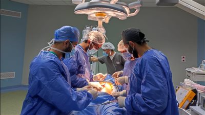 أستاذ بجامعة هارفارد: راتب الطبيب في أمريكا يصل لـ250 ألف دولار سنويا