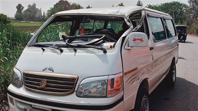 سقوط عمود إنارة على سيارة ميكروباص خلال سيرها بالغربية