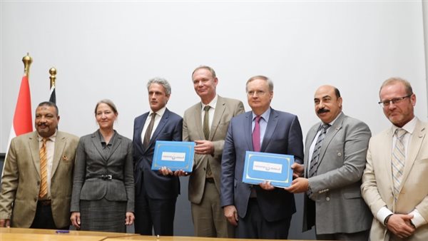 محافظ أسوان وسفير