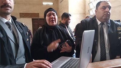 عايزة حق ابني.. انهيار والدة ضحية التشكيل العصابي بكفر الشيخ أمام المحكمة