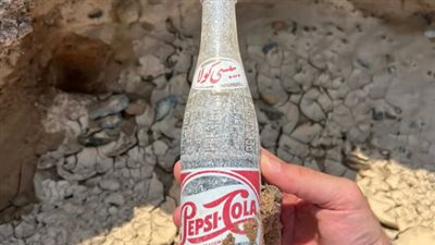 عمرها 62 عامًا.. باحث إماراتي يعثر على زجاجة كولا نادرة بعد الأمطار الرعدية في الإمارات 