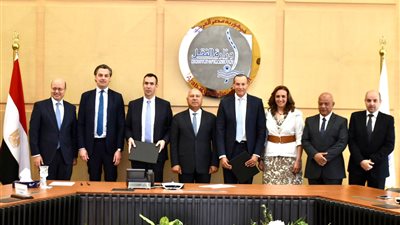 وزير النقل يشهد توقيع عقد تنفيذ أعمال البنية الفوقية لمشروع محطة الحاويات تحيا مصر 1 بميناء دمياط