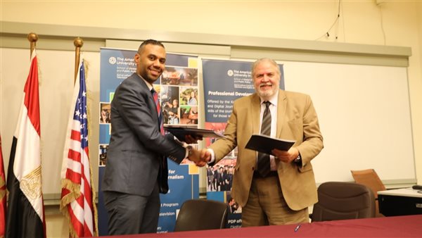 الكاتب الصحفي محمود