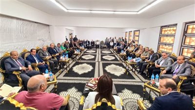 نائب محافظ البحيرة تلتقي الصيادين وتجار السمك لدراسة إدارة تشغيل ميناء الصيد برشيد