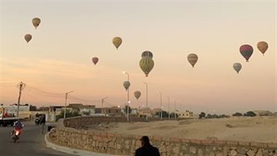 مع أول أيام التوقيت الصيفي.. تحليق 50 رحلة بالون طائر على متنها 1400 سائح بالأقصر