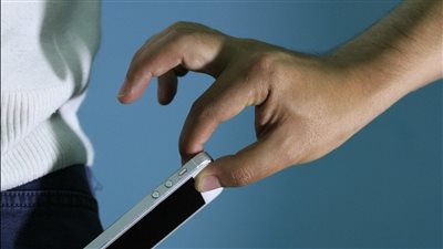 القبض على مواطن سوداني بتهمة سرقة الهواتف بطريقة المغافلة بالهرم