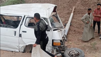 مصرع شخص وإصابة 4 آخرين في حادث تصادم ميكروباص بالبحيرة