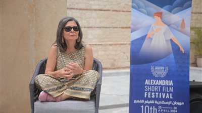 قاعدة متربعة.. سلوى محمد علي تفاجئ الحضور خلال إدارتها ندوة للفنان سيد رجب بمهرجان الإسكندرية