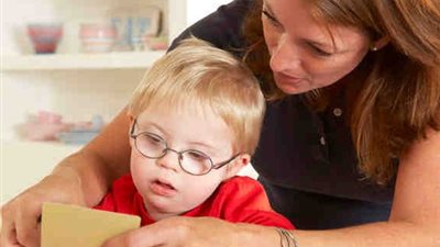 مشكلات التخاطب والحركة.. تعرف على أنواع تأخر النمو العقلي عند الأطفال