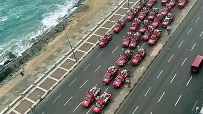 استعدادا لحفل الزفاف السنوي.. اصطفاف عشرات السيارات بجهاز عرايس على كورنيش الإسكندرية 