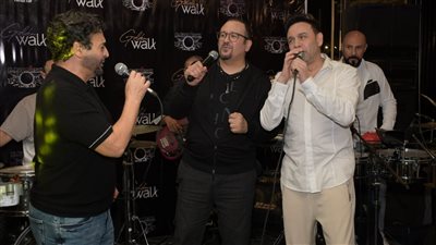  مصطفى قمر يفتتح مطعما بحضور نجوم التسعينيات الحجار وهشام عباس وحميد الشاعري