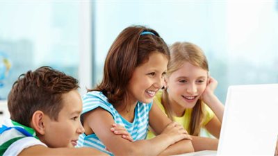 نصائح للحد من مخاطر الشاشات الإلكترونية على صحة الأطفال