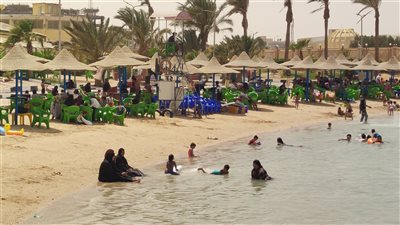 رغم الغيوم ونشاط الرياح.. توافد الأسر على شواطئ الغردقة| صور