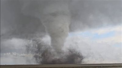 دمرت مئات المنازل وأثار الرعب.. أعاصير قوية تضرب الولايات المتحدة| فيديو 