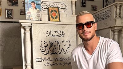 منهم العندليب وعبد الباسط.. سعد لمجرد يفاجئ الجمهور بزيارة مقابر مشاهير مصر |صور
