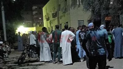 3 جثامين من قرية واحدة.. أول صور لأسر العروسين والمصور من أمام مشرحة قنا العام