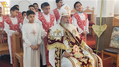 مئات الأقباط يحتفلون بأحد السعف بكنيسة القديس يوسف بالغردقة| صور