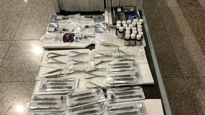 جمارك مطار الغردقة تحبط تهريب كمية من مستلزمات طب وجراحة الفم والأسنان