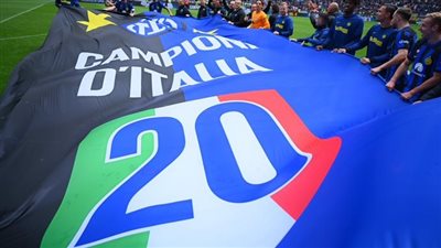 احتفالات جنونية من لاعبي وجماهير إنتر ميلان بالتتويج بالدوري الإيطالي | صور وفيديو