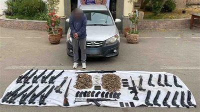 على طريقة مسلسل الأسطورة.. ضبط عنصر إجرامي بحوزته 26 قطعة سلاح ناري في الجيزة