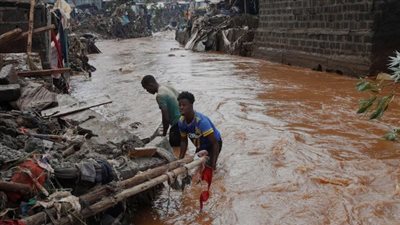 مصرع 42 شخصا بسبب الفيضانات جراء انهيار سد في كينيا