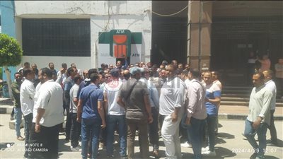 وقفة احتجاجية لعمال شركة المياه بالمنيا يطالبون بالعقد الشامل وتطبيق الحد الأدني للأجور