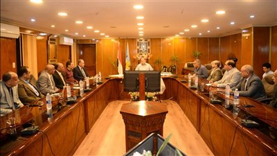 محافظ أسيوط يعقد اجتماعا مع قيادات التعليم لمتابعة الاستعدادات لامتحانات نهاية العام