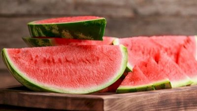 تحذير صحي: الإفراط في تناول البطيخ يهدد صحة الأطفال 