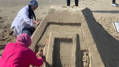  عروس البحر تُزين الشاطئ.. طلاب جامعة بوسعيد يقيمون مهرجان للنحت على الرمال| صور وفيديو