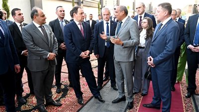 وزير التجارة ورئيس الوزراء البيلاروسي يتفقدان وكيل شركة شاحنات ماز في مصر