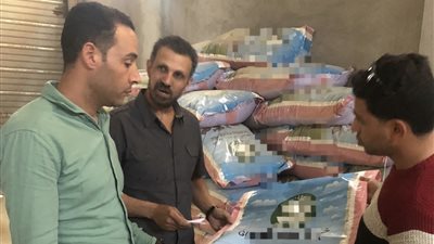 ضبط 6 أطنان أعلاف داخل مصنع بدون ترخيص بالبحيرة