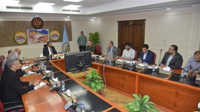 محافظ مطروح يناقش إنشاء منطقة صناعية بجنوب فوكة 