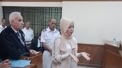 مضيفة الطيران المتهمة بـ إنهاء حياة صغيرتها تبكي أمام المحكمة: مرضيتش أسيبها في عالم الأشرار