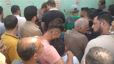 نجل الفنان هاني عصر باكيا خلال دفن جثمانه بالمنوفية: عايز بابا| صور 