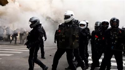 باريس تشتعل.. إصابة 12 ضابطًا واعتقال 45 شخصًا خلال احتجاجات عيد العمال