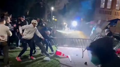 العنف يشتعل في الجامعات الأمريكية.. مواجهات عنيفة بين مؤيدي القضية الفلسطينية والشرطة 