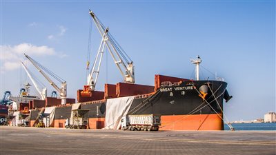 وصول 63 ألف طن قمح وتصدير 5000 طن مواد غذائية بمواني البحر الأحمر