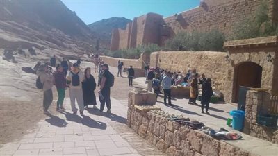 375 سائحا في زيارة للمقدسات الدينية بسانت كاترين.. والسيول ترسم لوحات فنية 