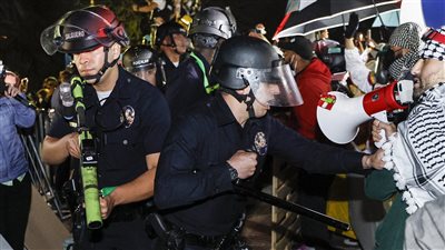 الشرطة الأمريكية تبدأ في فض اعتصام المؤيدين لفلسطين بجامعة كاليفورنيا