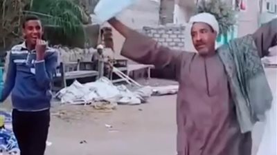 مفاجأة في فيديو فرحة أب أنجب لأول مرة بعد 25 عامًا: عنده 6 عيال 