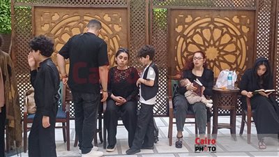 انهيار ريم أحمد خلال تلقي عزاء والدتها في مسجد الحامدية الشاذلية 