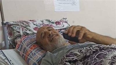 آلام لا تنتهي.. الصحفي الفلسطيني إسماعيل الغول يرثي وفاة والده من مستشفى بشمال سيناء: لم نستطيع وداعه ولا دفنه