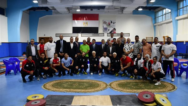 أشرف صبحي يلتقي لاعبي