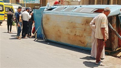 إصابة 8 أشخاص في انقلاب ميكروباص بالبحيرة